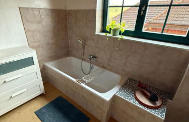 Blockbohlen HolzHaus mit Sauna, Outdoor Jacuzzi und BadeTeich - Foto 33