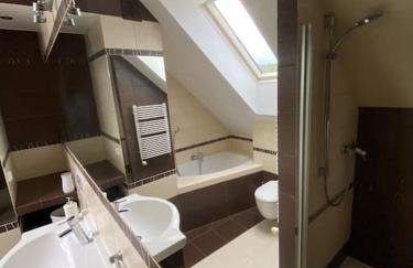 4 Bedroom family house with access to a hot tub - Photo 29