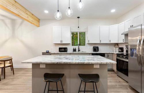 Stylish Lakehouse with Black-and-White Modern Design near Lake Hartwell, Clemson SC - Foto 4