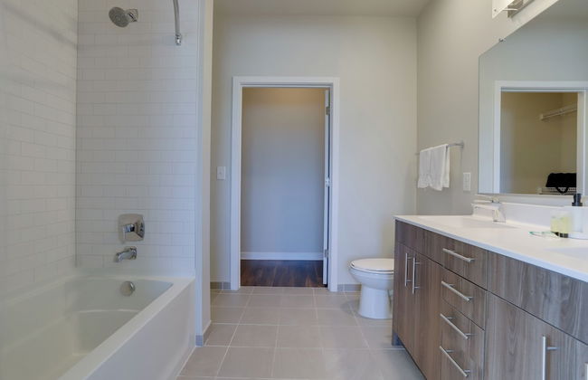 Spacious 2BR Apt with Den W Balcony - Foto 35