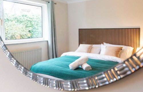 Hot Tub Free Parking 5 Bedroom Large Space - Photo 14