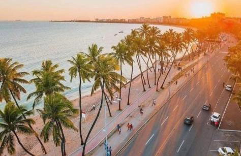 Edf á beira mar de Ponta Verde- Apt com 02 quartos vista lateral mar - melhor localização na Orla de Maceió - Foto 1