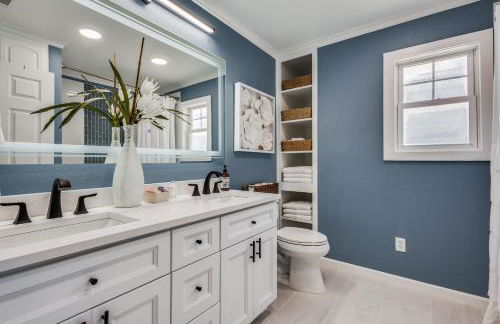 Stunning Lake House with a Pool and Hot Tub - Photo 13