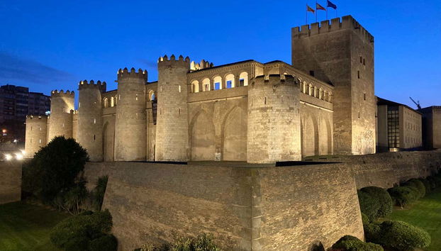 Il castello dell'Aljafería illuminato al calare della sera