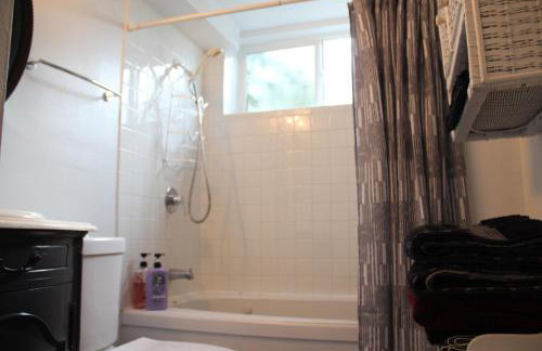 Roomy 2 bedroom 1 bath with private entrance, with fenced yard, and sports court - Foto 15