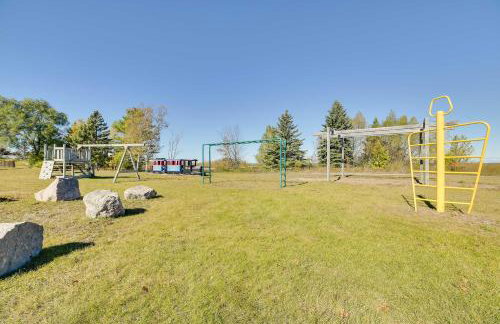 Dom Rodzinny Lakeview Getaway - Walk to Lake Huron - Photo 35