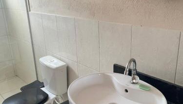 Studio na area central com ar condicionado, banheiro privado - Foto 5