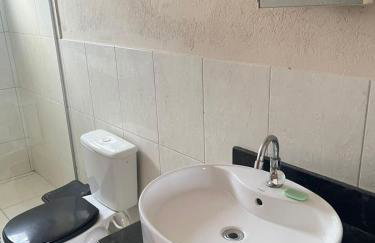 Studio na area central com ar condicionado, banheiro privado - Foto 5