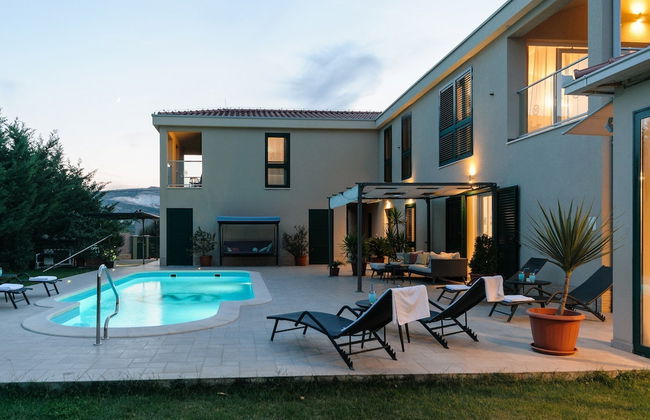 Luxury Villa With Heated Pool, Terrace, and Outdoor Amenities for Relaxation - Foto 39