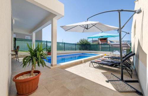 Apartment Renata + PRIVATE swimming pool in SPLIT - Foto 1