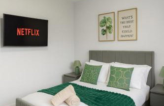 Bright Haven 6 Mins to Airport with Driveway & Garden Sleeps 7 - Foto 8