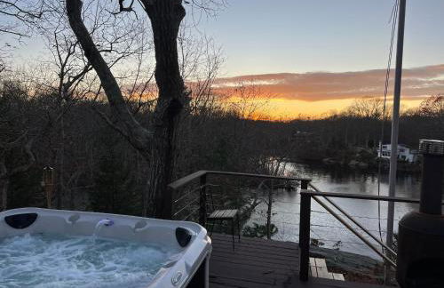 Waterfront Lakehouse Getaway in Clinton with HOT TUB - Foto 1