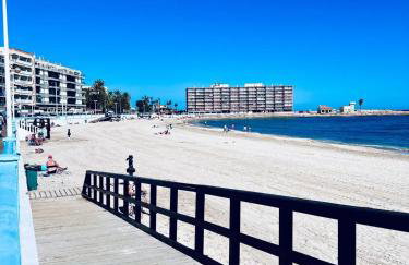 Beachfront apartment, sea view, pool, close to bars and restaurants - Photo 5
