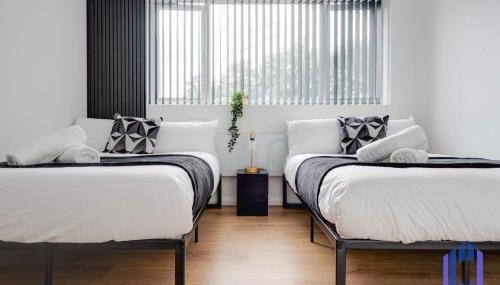 Sophisticated & Stylish Flat near Manchester Airport - Sleeps 9 - Foto 3