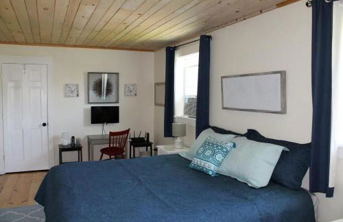 Pine and Sea Beach Retreat - Photo 9