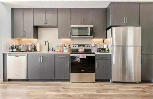 Hollywood Penthouse with Balcony & Pool View - Photo 17