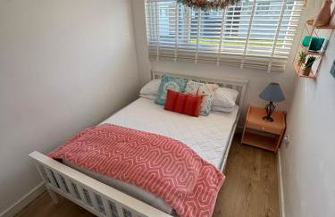 288, Two bed Chalet on Belle Aire Holiday Park - With private veranda, sleeps 5, pet friendly, free Wi-Fi, bed linen and towels included and onsite entertainment available - Foto 13