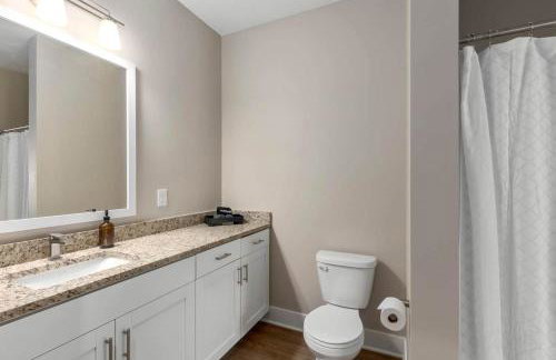 Modern 16BR 16BA Condos w Garage and Patio - Foto 25