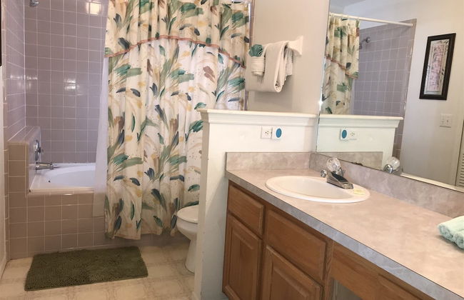 3 Bedroom Home With Private Screened Pool With Rock Waterfall Feature and Gameroom by Florida Dream Homes - Foto 27