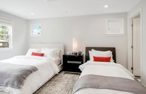 Coastal retreat near the beach w Panoramic Ocean Views, Rooftop Deck, & Firepit - Foto 9