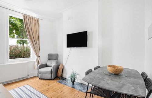 Urban Haven 2-Bedroom Apt, SW17 London - Sleep 5 - - Photo 4