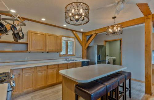 Custom Waterfront Lodge, 4 bed, 4 Bath, Sleeps 12! - Foto 12