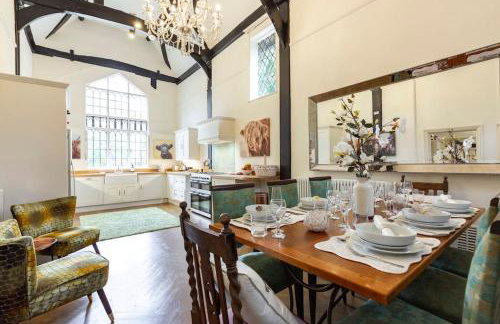 Dorney Windsor Legoland 5 Star Stay for upto 14 guests - Photo 1