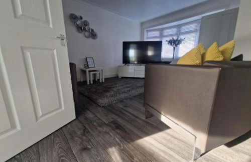 Cozy Shotts House with 2 Bedrooms - Photo 1