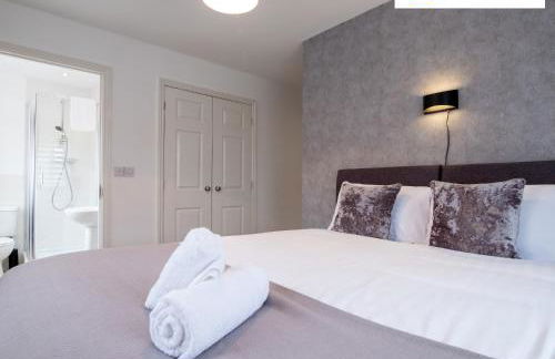 LONG STAYS 30pct OFF - Comfy 3 Bed House near City Centre - PS4 - PARKING By Klarok Short Lets & Serviced Accommodation - Photo 11