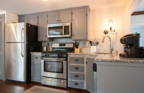 Antique Dennis getaway with firepit & EV charger Dog friendly - Foto 12