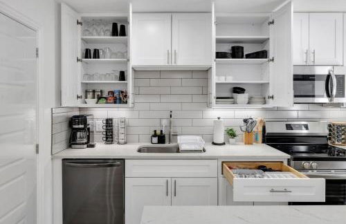 Arlington Entertainment District Home Green & White Door - Foto 34