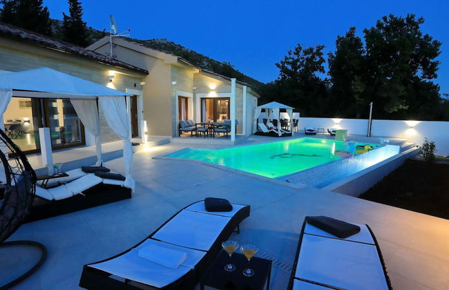 Villa in Starigrad With Heated Pool - Foto 1