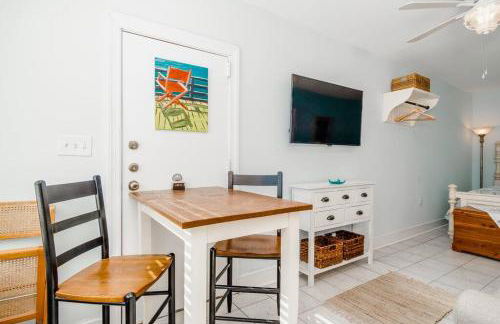 Why Knot Getaway...Rooftop with WaterView! Unit D - Foto 10