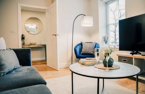 Stylish 2 Bed City Centre Apartment with Parking - Photo 8