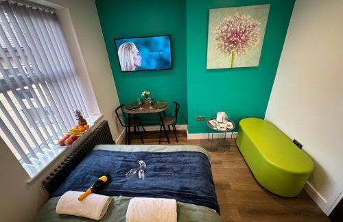 Southgate Luxury Apartments-Jaquzzi Bath-Private Parking- suitable for contractors - Foto 63