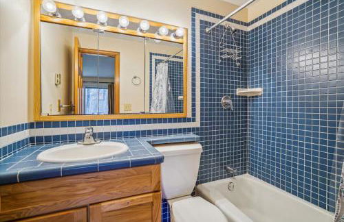 Cozy One-Bedroom Edgemont Condo with Ski Access & Fireplace B3 - Foto 17