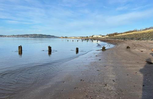 CORN FLOUR LODGE at PITKERRO MILL with HOT TUB 3 double bedrooms with TVs, 1 en-suite, 2 further bathrooms, fully equipped kitchen, large family dining area, FREE parking, WiFi, private garden, short, mid,longterm stays available with HONEYCOMB HOSTS - Photo 21