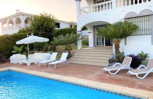 Villa with a big garden and heated pool - Photo 10