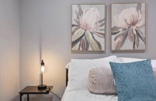 Convenient Mid and Extended Stay Near Airport - Foto 3