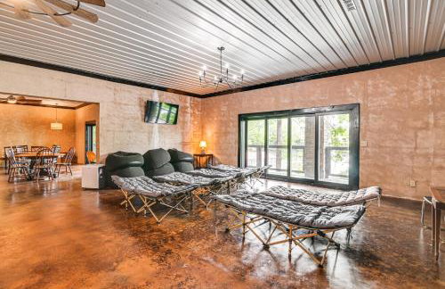 Upscale Getaway on Smith Lake with Boat Dock - Foto 20