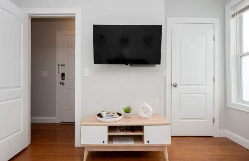 Jennifer's Chic Modern 1st Floor Apt Private Patio - Foto 7