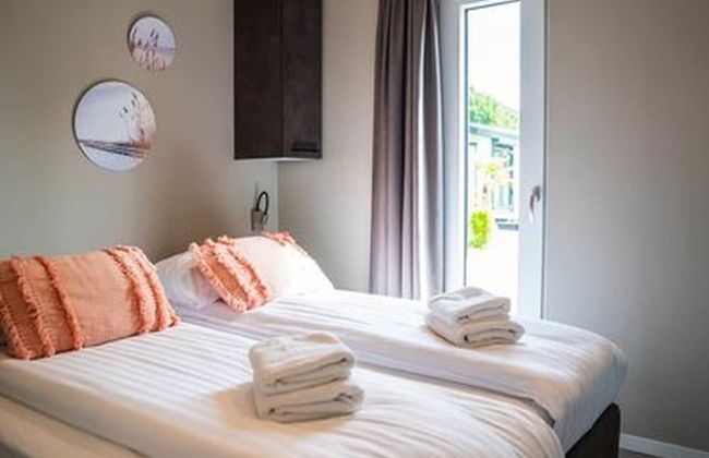 Chalet by Park Pond in the Netherlands - Foto 3