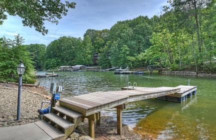 Waterfront 1-acre Private Dock, Hot Tub, Firepit Bankhead Lodge by Avantstay - Foto 4