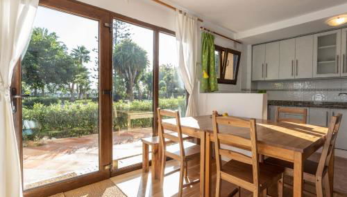 Apartamento en primera línea de playa con piscina - Foto 1, Garden view