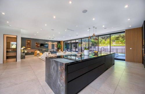 Luxury 6BR Beverly Hills Villa with Pool and Views - Photo 42
