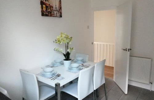 Lovely 3 Bedrooms Flat Near Romford Station With Free Parking - Foto 15