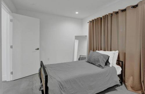 Contemporary 2BR Home with Pool & BBQ Access - Foto 5