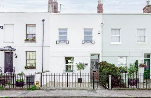 Stunning Townhouse with Large Garden - Sleeps 8! - Photo 4