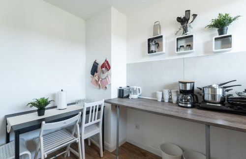 - Forest Retreat Deluxe - 2 Bedroom Apartment - 75 qm - Fully Renovated 2025 with TV & Netflix - King Size Beds - Full Kitchen - Free Parking - Close to Airport & Train - - Foto 11