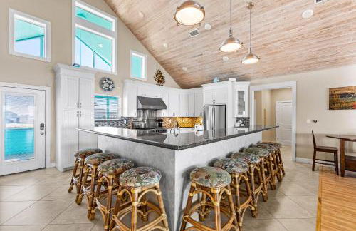 Beachfront Hideaway! Luxury Beachfront, SwimSpa, Game Room, Firepit by Bolivar Vacations - Foto 28